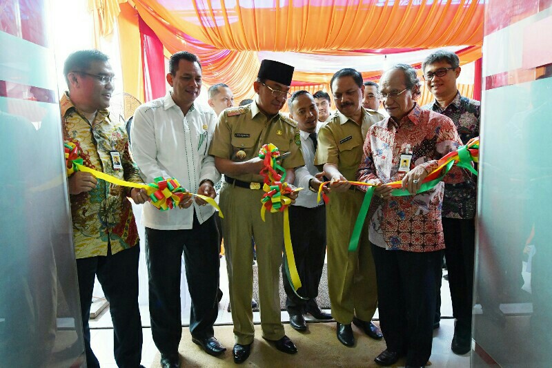 Bupati Inhil HM Wardan menggunting pita tanda peresmian Kantor Cabang Bank Riau Kepri Tembilahan didampingi Wakil Ketua DPRD Inhil, H Syaruddin, beserta Sekda Inhil Said Syafruddin dan Dirut Bank Riau Kepri DR Irvandi Gustari beserta Komut HR Mambang Mit, Komisaris Independen Taufiqqurahman dan Pemi